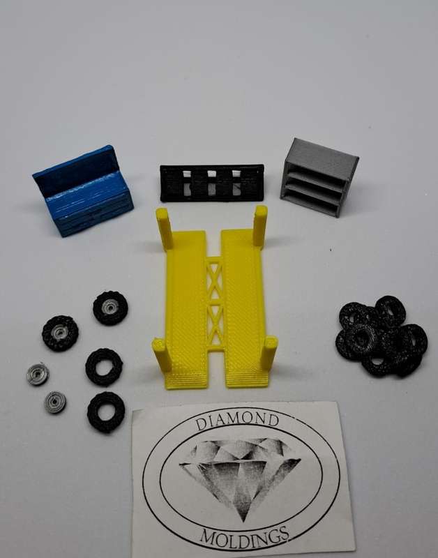 Model Trains 1:87 HO - Tyres & Rims, Yellow Lift, Toolbox, Shelve for Tyre Shop.