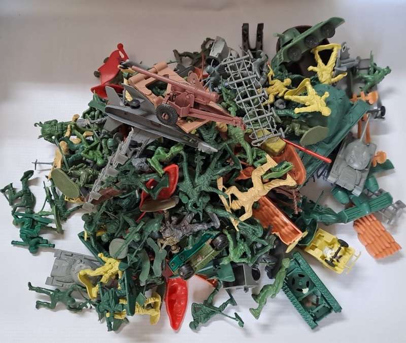 Military - Big bag plastic Army figures and cars. 190+ units
