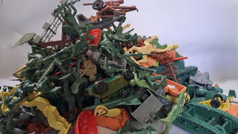 Military - Big bag plastic Army figures and cars. 190+ units