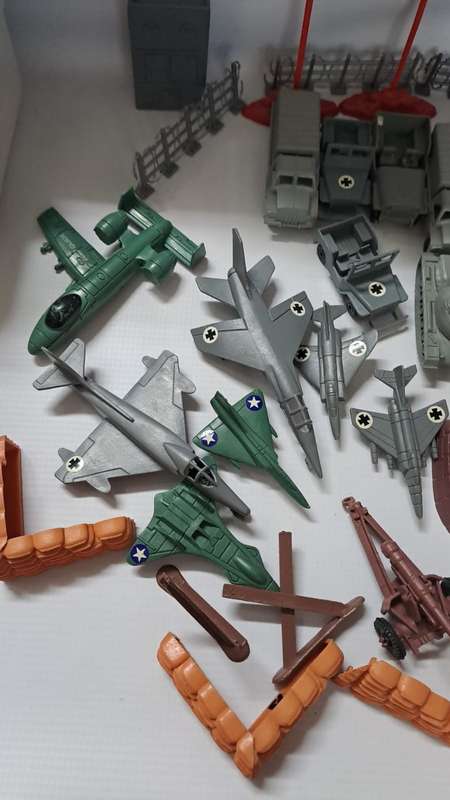 Military - Big bag plastic Army figures and cars. 190+ units