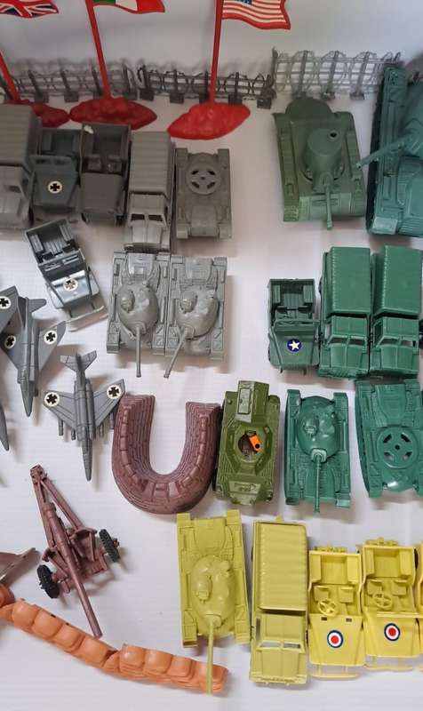 Military - Big bag plastic Army figures and cars. 190+ units