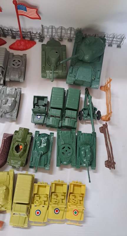 Military - Big bag plastic Army figures and cars. 190+ units