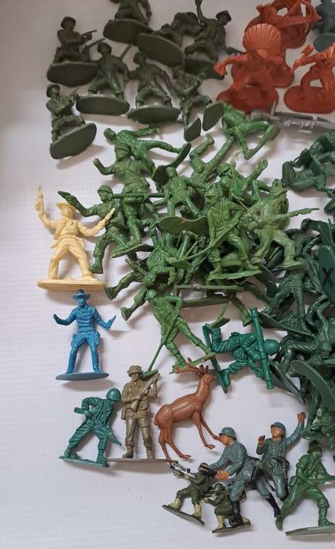 Military - Big bag plastic Army figures and cars. 190+ units