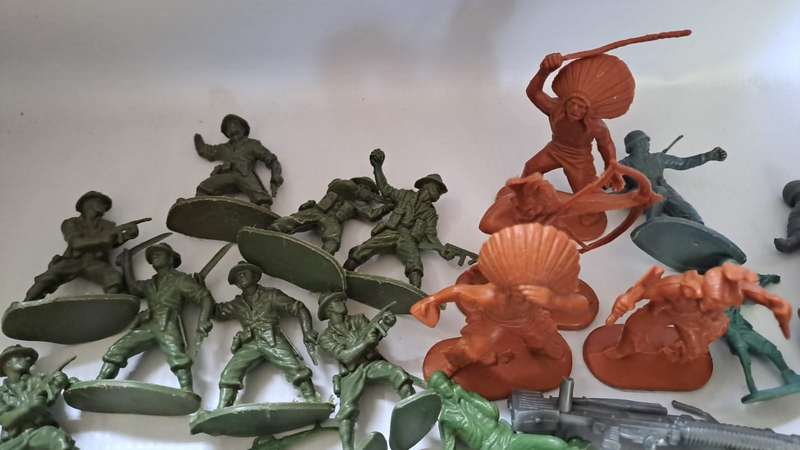 Military - Big bag plastic Army figures and cars. 190+ units