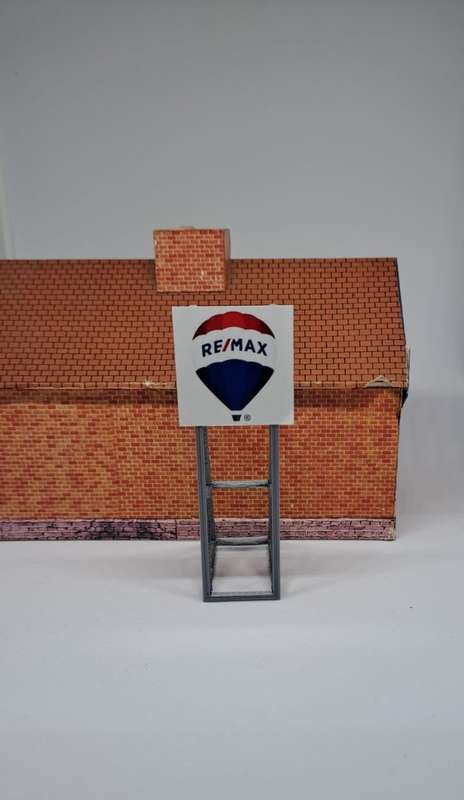 Model Trains HO 1 x Billboard 2000 + Re/Max - 30mm x 41mm x 82mm