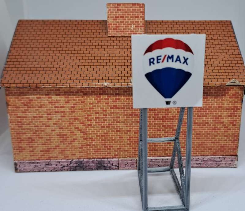 Model Trains HO 1 x Billboard 2000 + Re/Max - 30mm x 41mm x 82mm