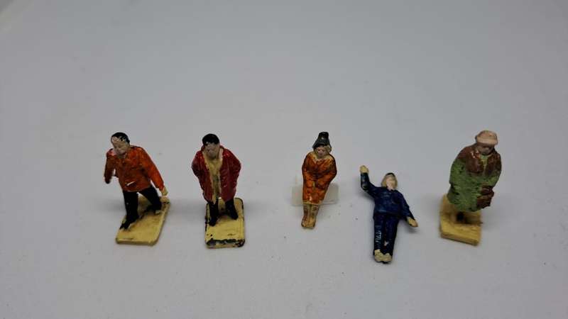 Model Trains H0/OO-Scale 1 x Bag Figures x 5 People. (plastic).