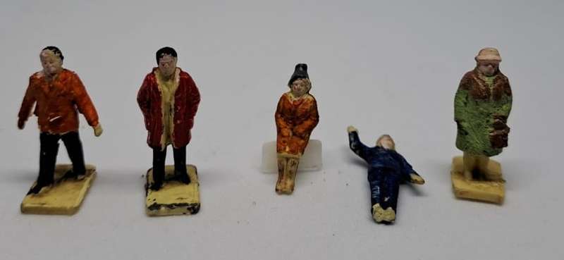 Model Trains H0/OO-Scale 1 x Bag Figures x 5 People. (plastic).