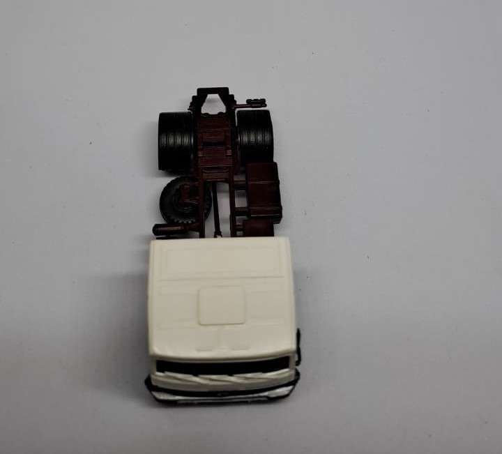 Model Trains H0-Scale 1 x Renault truck. (Plastic)