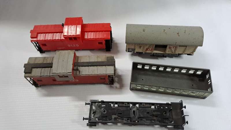 Model Trains H0-Scale 1 x Bag of Scrap Rolling Stock (Plastic).
