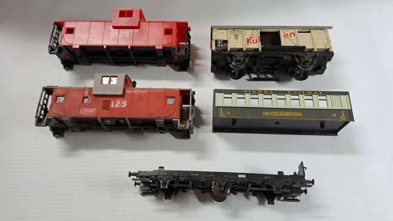 Model Trains H0-Scale 1 x Bag of Scrap Rolling Stock (Plastic).