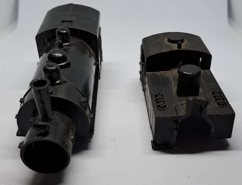 Model Trains H0-Scale 2 x Scrap loco bodies. For spares and repairs See pics. (Plastic)
