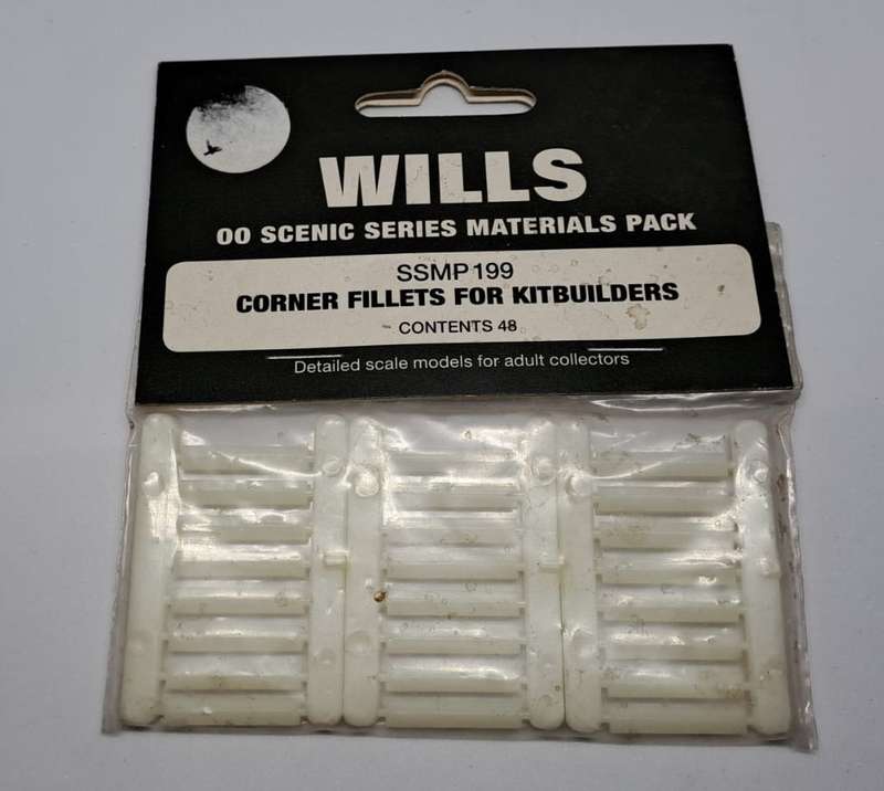 Model Trains H0-Scale 1 x Bag, with 48 Corner fillets for kit builders. (Plastic)