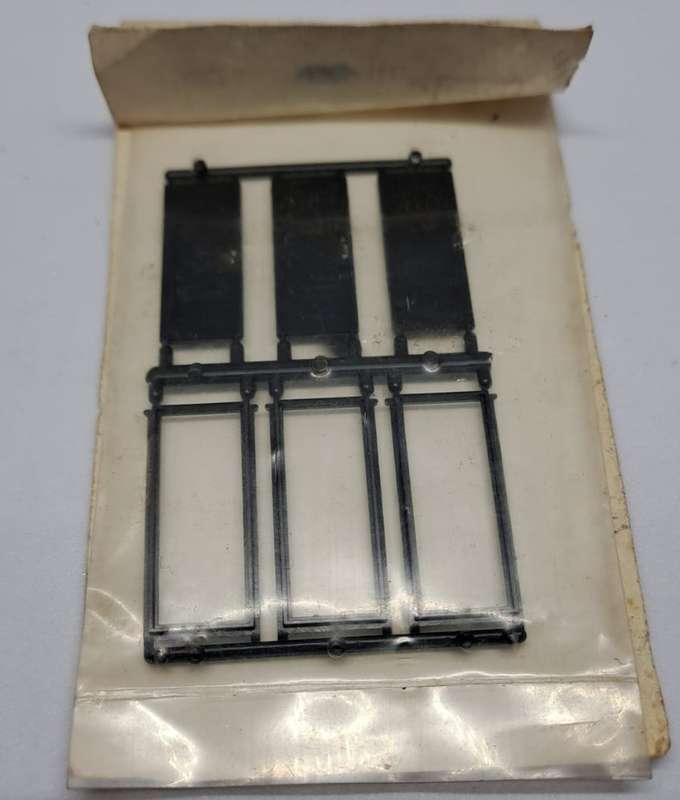 Model Trains H0-Scale 1 x Bag with 3 Doors & Frames. (Plastic)