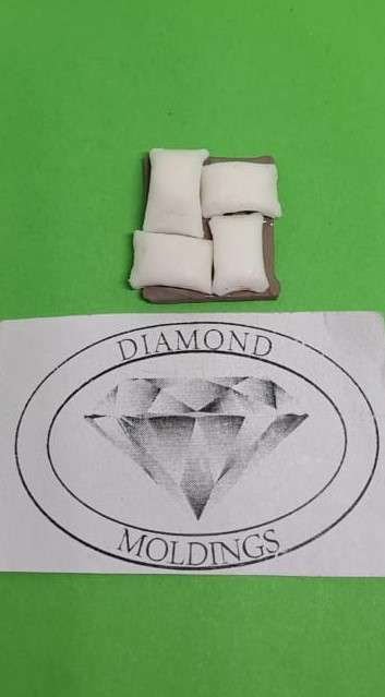 Model Trains N Scale - 4 Flour bags (Laying down) - 20mm x 16mm x 7mm