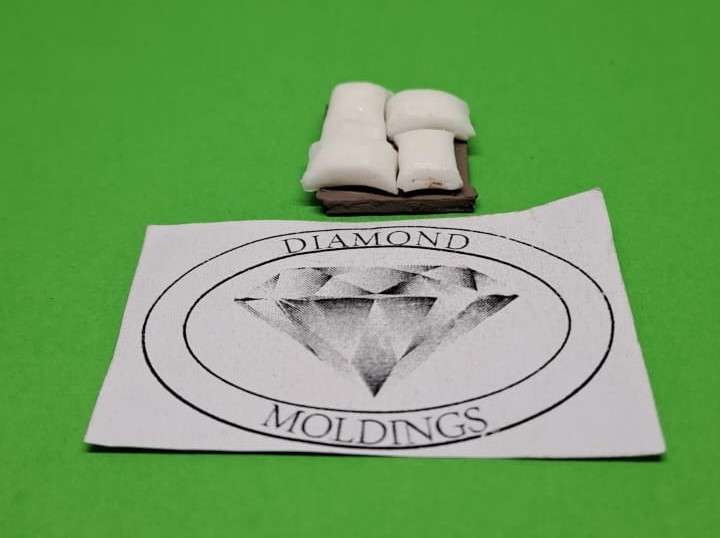 Model Trains N Scale - 4 Flour bags (Laying down) - 20mm x 16mm x 7mm