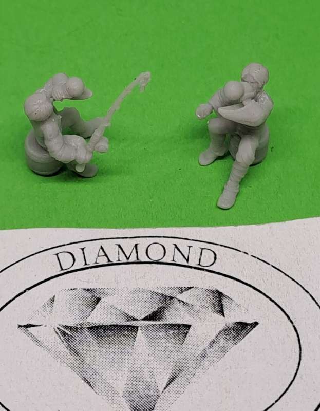 Model Trains 1/72 00 - People - Drunken Fisherman + Drinking Friend.  Unpainted
