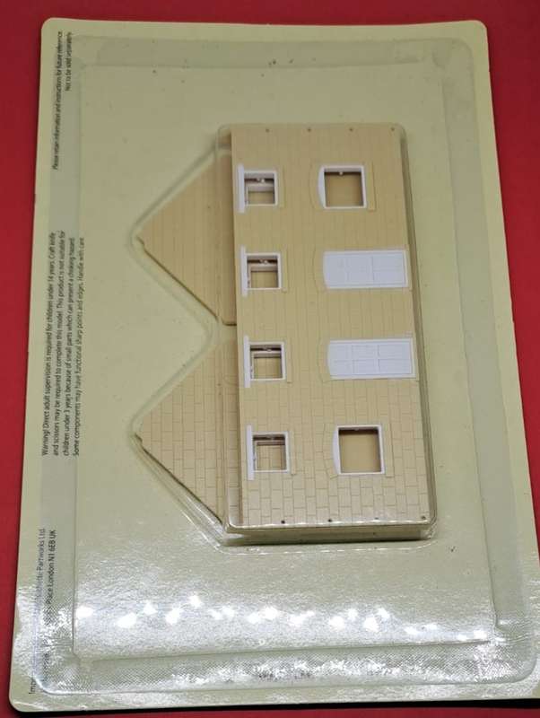 Model Trains HO/OO Scale 1 x Pack with Hachette partworks model train layout parts.