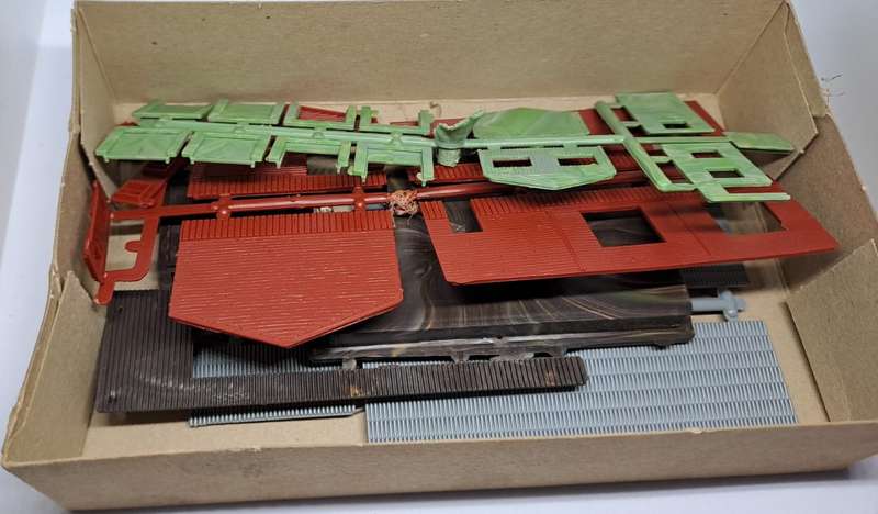 Model Trains N Scale 1 x Heljan Station Building. 13,5 x 6,5 x 4,5cm