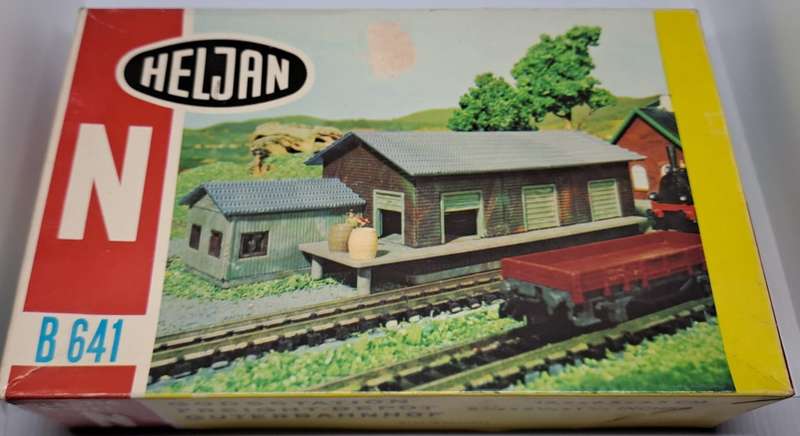 Model Trains N Scale 1 x Heljan Station Building. 13,5 x 6,5 x 4,5cm