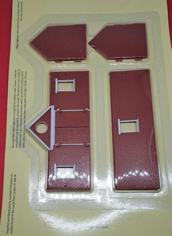 Model Trains HO/OO Scale 1 x Pack with Hachette partworks model train layout parts.