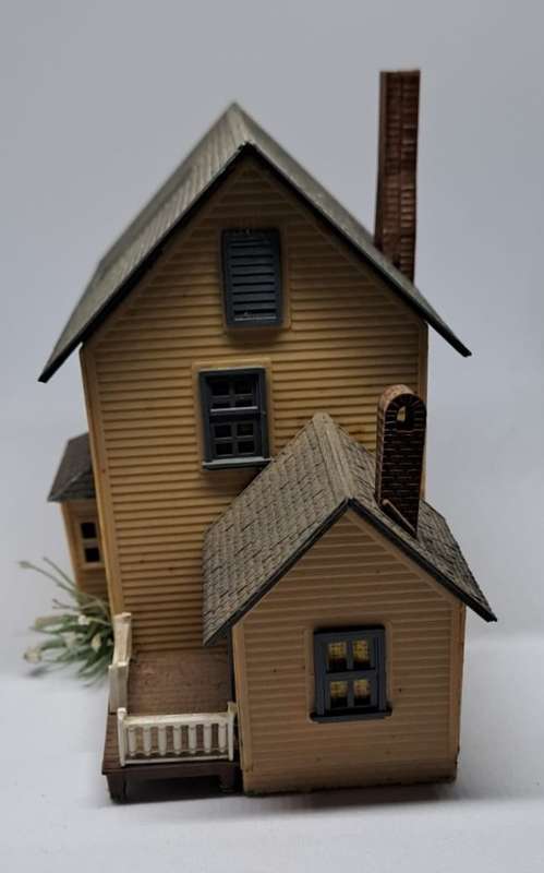 Model Trains HO Scale 1 x Building with 2 people figures included. See pics.