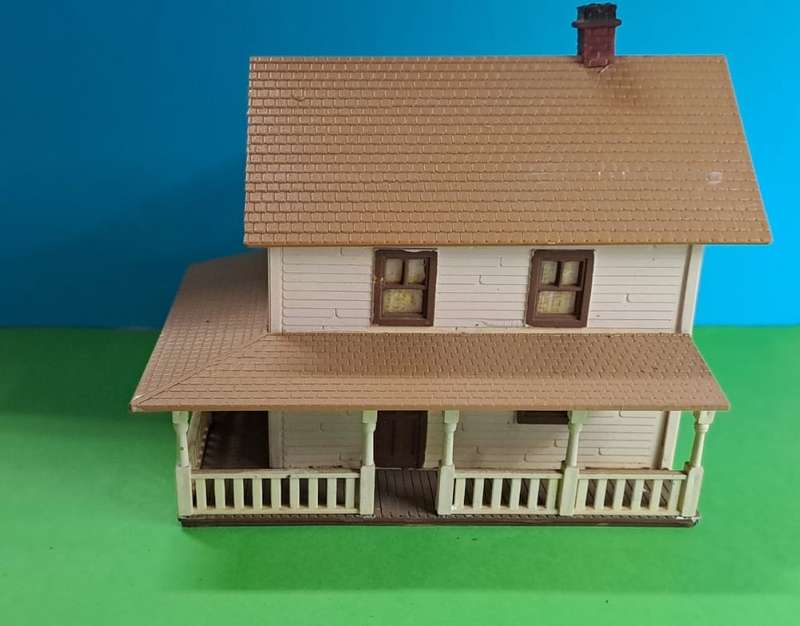 Model Trains HO Scale 1 x Building with 1 people figures included. See pics.