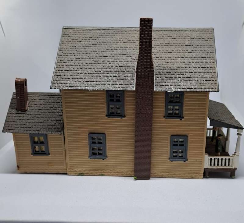 Model Trains HO Scale 1 x Building with 2 people figures included. See pics.