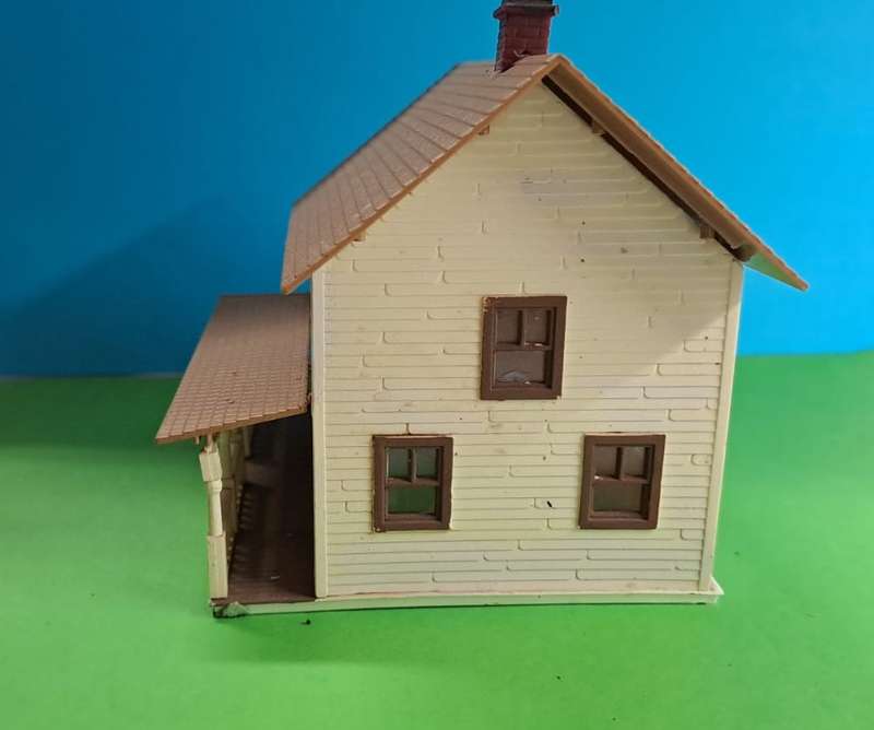 Model Trains HO Scale 1 x Building with 1 people figures included. See pics.