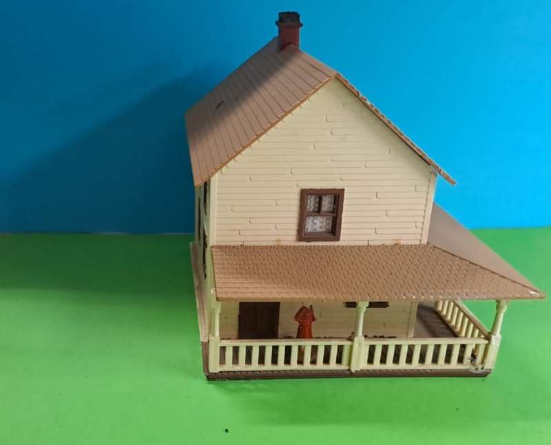 Model Trains HO Scale 1 x Building with 1 people figures included. See pics.