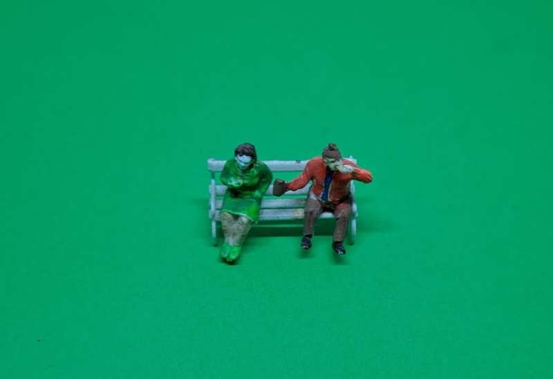 Model Trains H) Scale 1 x Pack of 2 Figures (drinking coffee) on Bench.