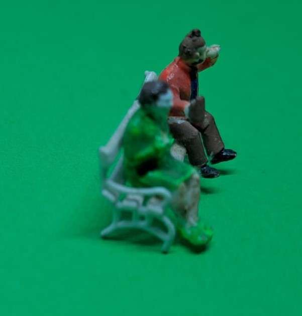 Model Trains H) Scale 1 x Pack of 2 Figures (drinking coffee) on Bench.