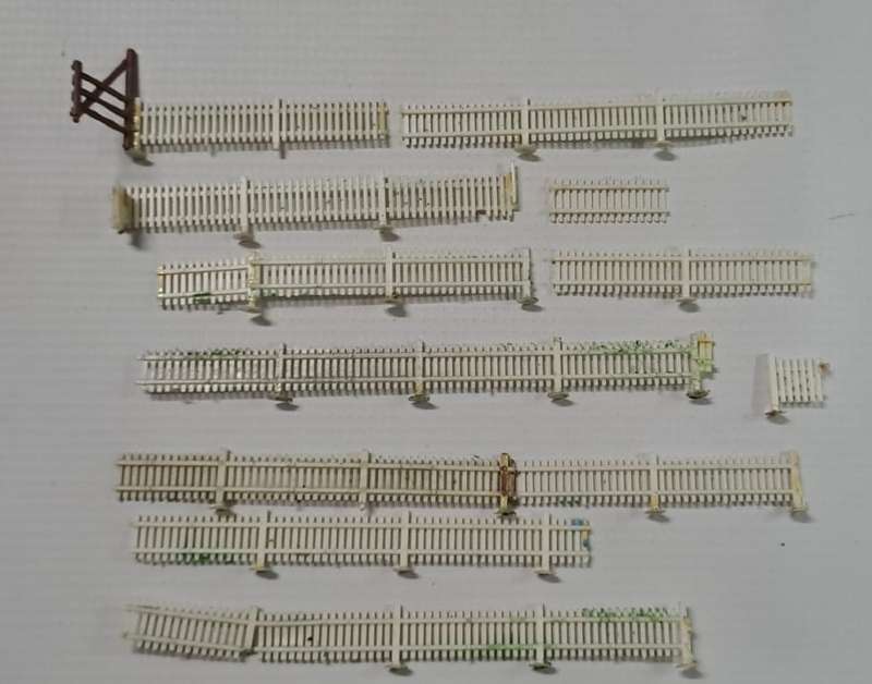 Model Trains HO Scale 1 x Bag of mixed fences. See pics.