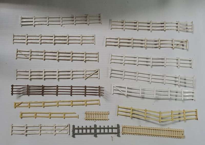 Model Trains HO Scale 1 x Bag of mixed fences. See pics.