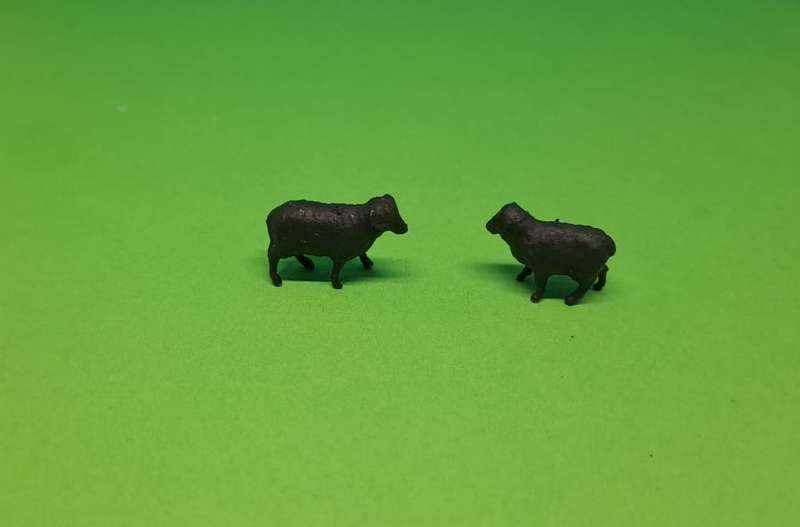 Model Trains HO 1 x Pack of 2 black sheep.