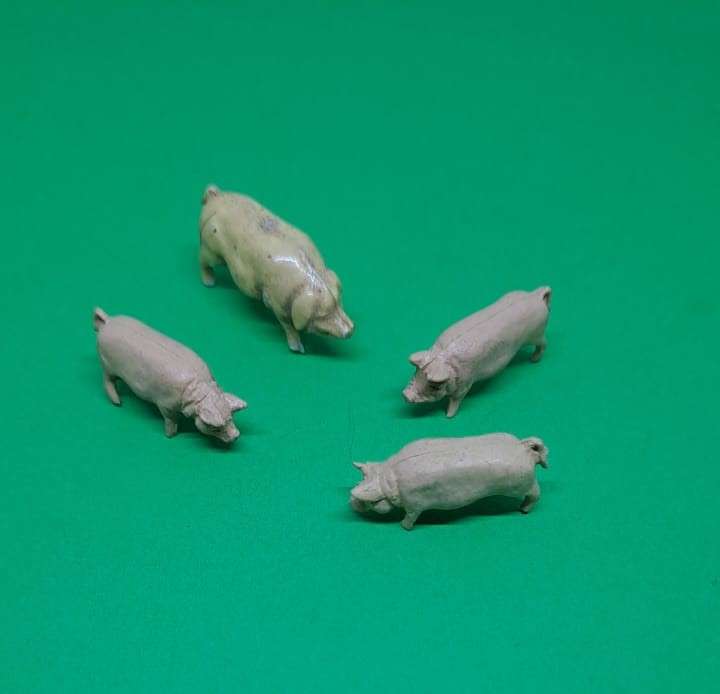 Model Trains HO 1 x Pack of 4 Pigs.