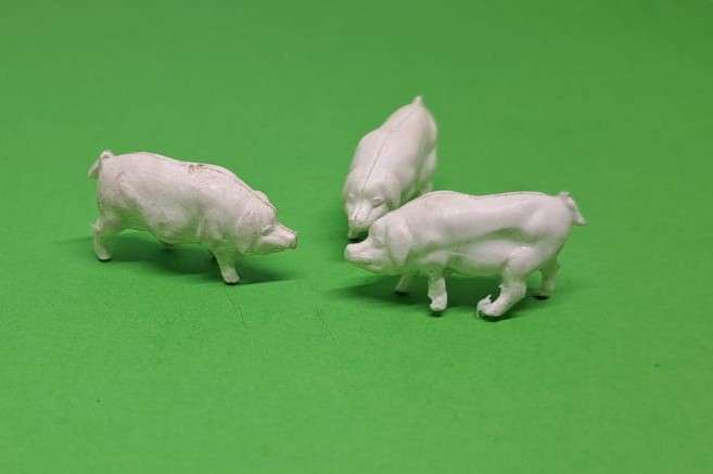 Model Trains HO 1 x Pack of 3 White Pigs.