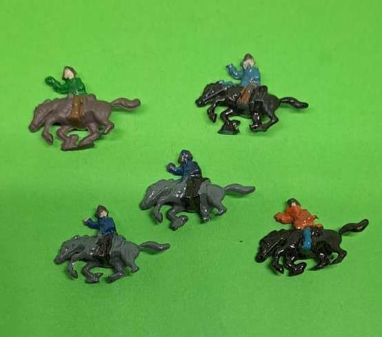 Model Trains N Scale 1 x Pack of 5 plastic horses with riders.
