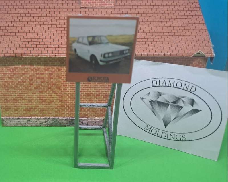 Model Trains HO 1 x Billboard 1972 + Toyota Carona 1700 - 30mm x 41mm x 82mm