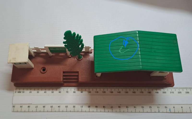 Model Trains HO ?? Scale 1 x Tomy Kiddies Station + Tree.