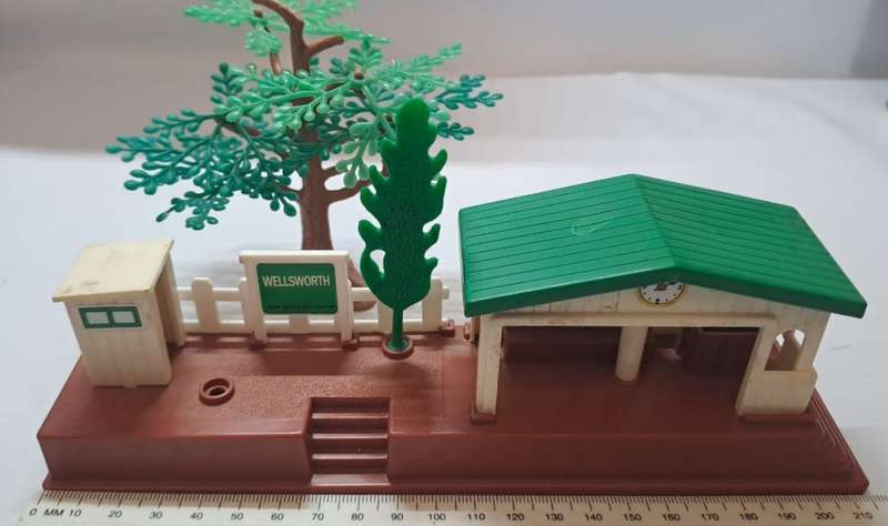 Model Trains HO ?? Scale 1 x Tomy Kiddies Station + Tree.