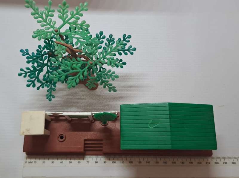 Model Trains HO ?? Scale 1 x Tomy Kiddies Station + Tree.