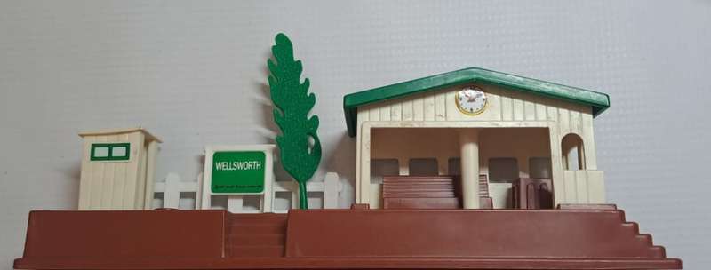 Model Trains HO ?? Scale 1 x Tomy Kiddies Station + Tree.
