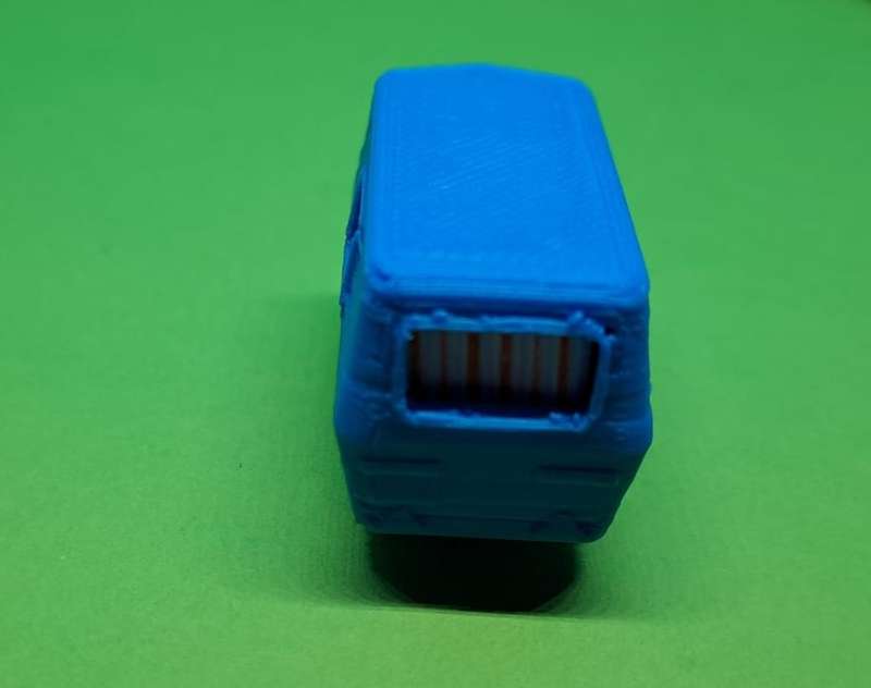 Model Trains HO 1 x Caravan Single Axis (Blue) - 50mm x 20mm x 24mm