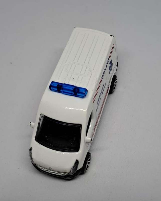 Model Trains/Track Die Cast 1/66 Scale 1 x Majorette Renault Ambulance.