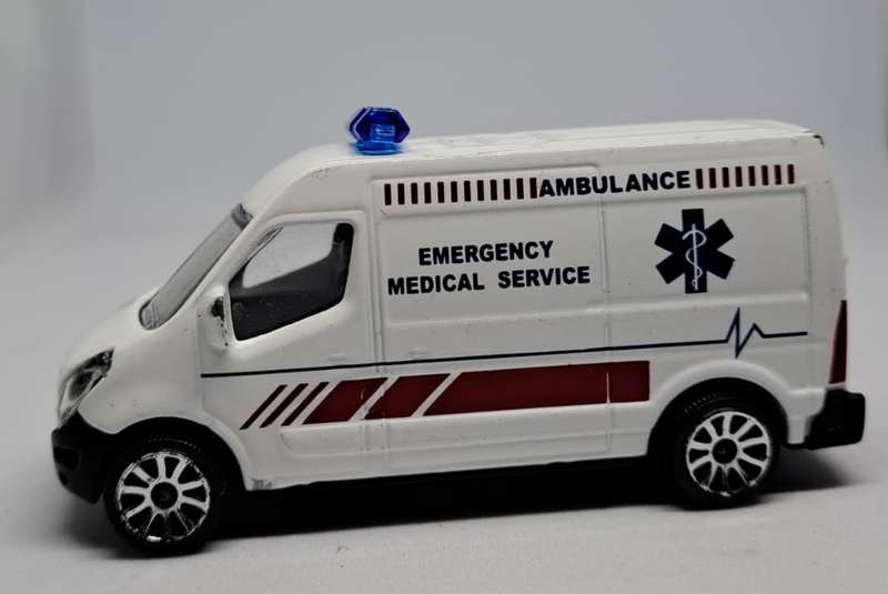 Model Trains/Track Die Cast 1/66 Scale 1 x Majorette Renault Ambulance.