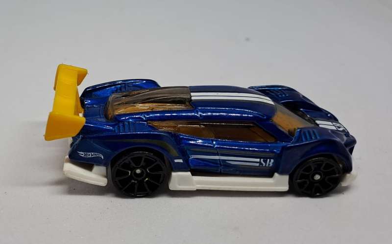 Model Trains/Track Die Cast 1/64 Scale 1 x Hot Wheels 2013 Super Blitzen.