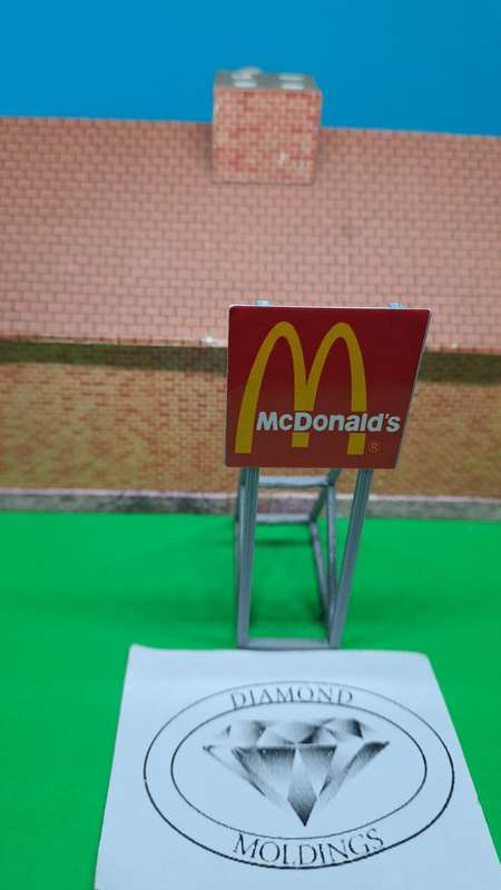 Model Trains HO 1 x Billboard 1990 + McDonald's (Red) - 30mm x 41mm x 82mm