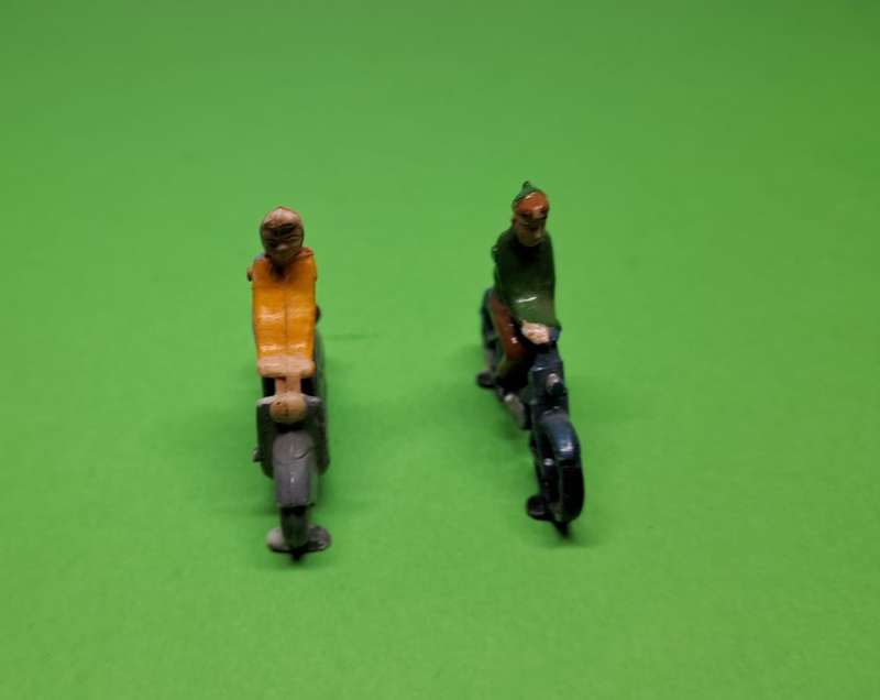 Model Trains HO/00 2 x Motorcycles