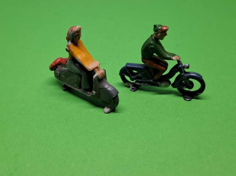 Model Trains HO/00 2 x Motorcycles